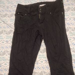 Black Capri pants
